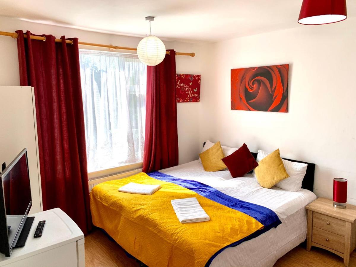 Studio Apartment, Private Bathroom And Parking Ilford Luaran gambar