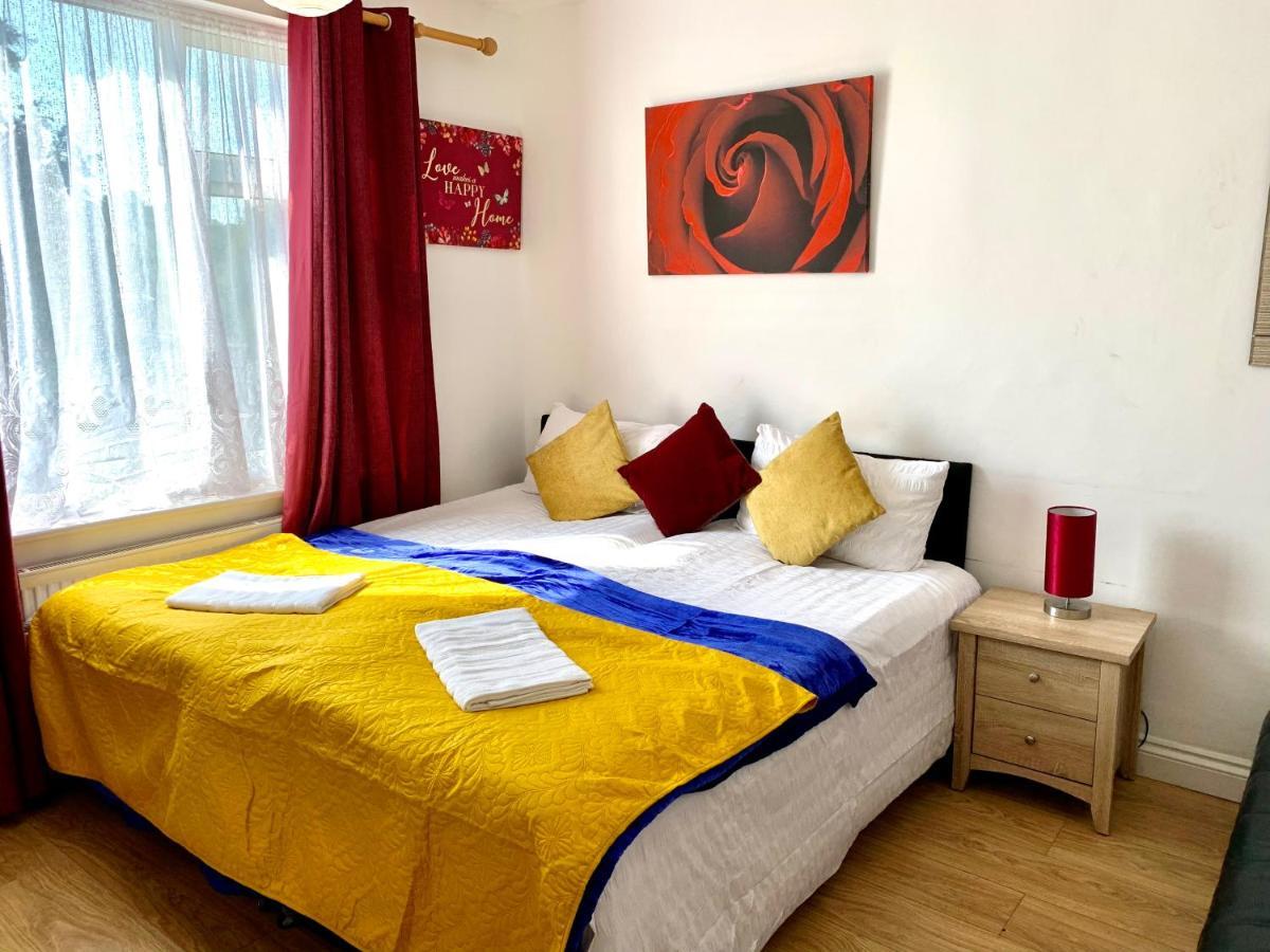 Studio Apartment, Private Bathroom And Parking Ilford Luaran gambar