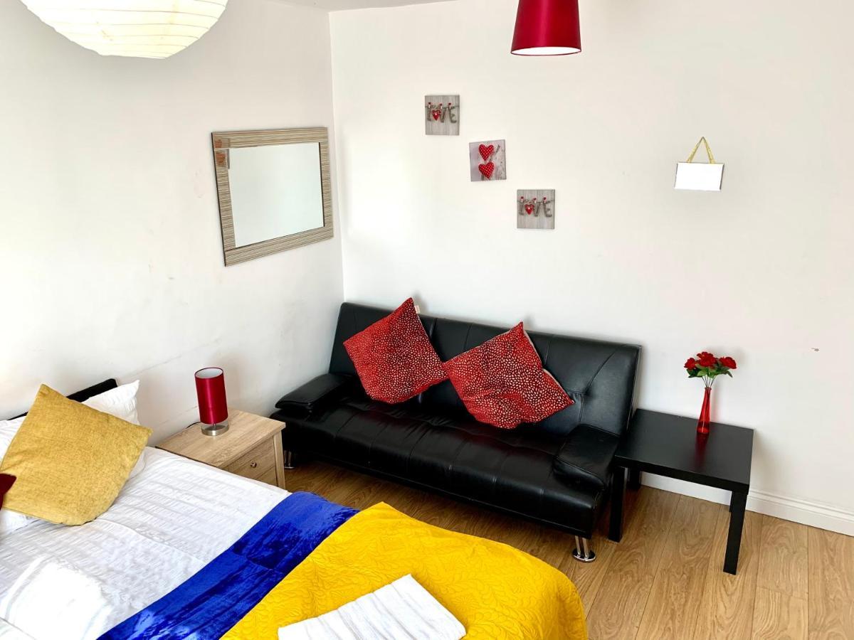 Studio Apartment, Private Bathroom And Parking Ilford Luaran gambar