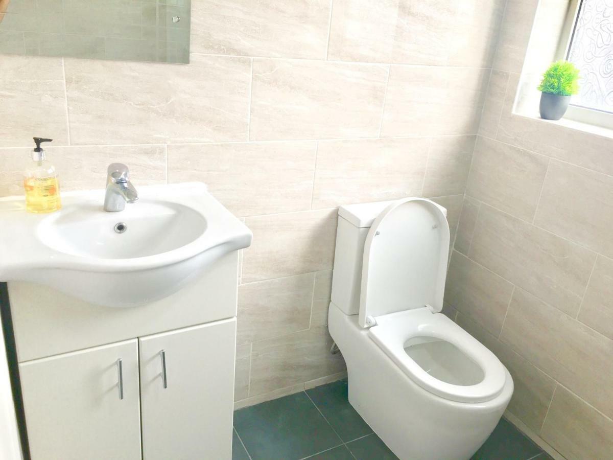 Studio Apartment, Private Bathroom And Parking Ilford Luaran gambar