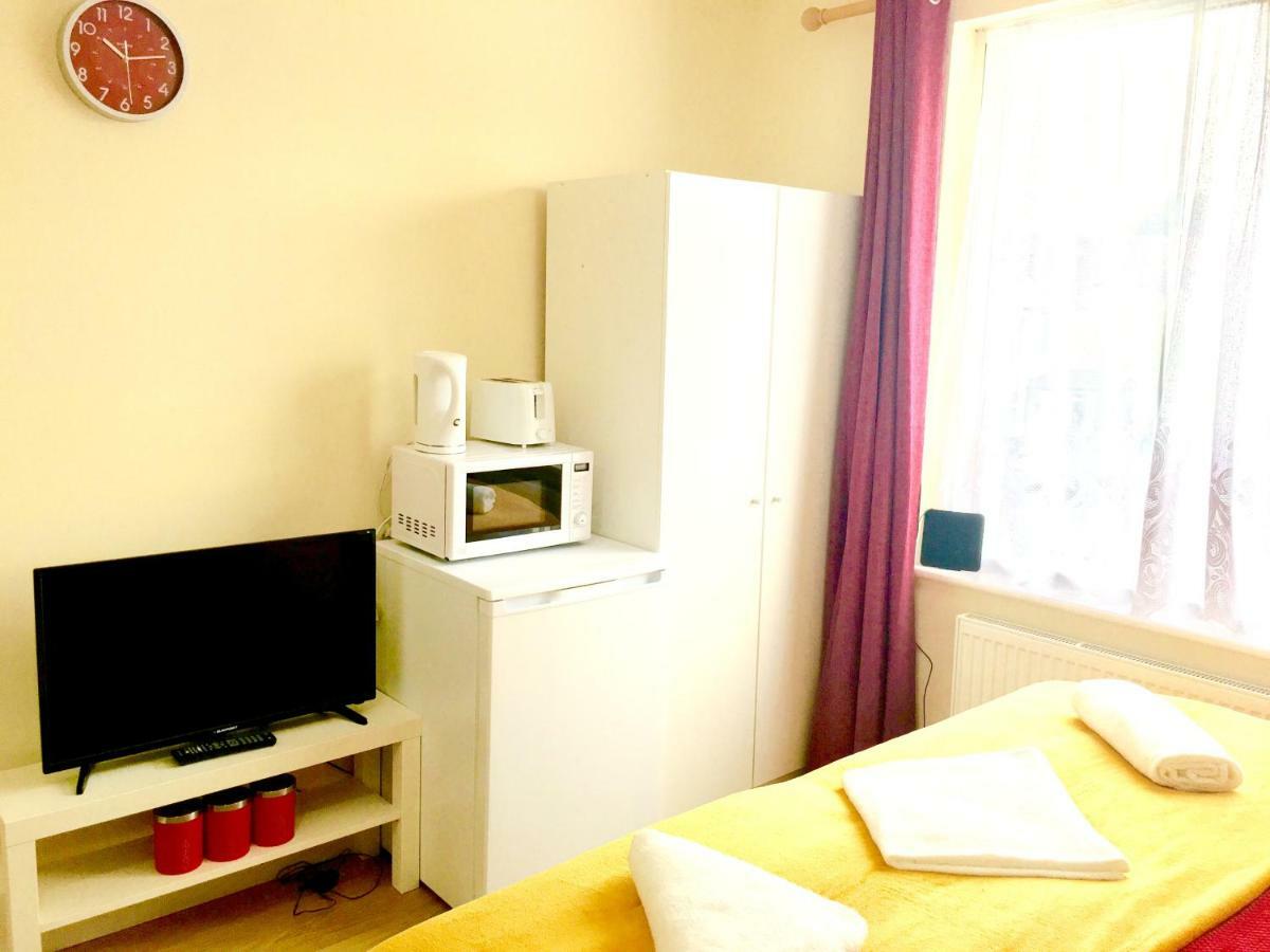 Studio Apartment, Private Bathroom And Parking Ilford Luaran gambar
