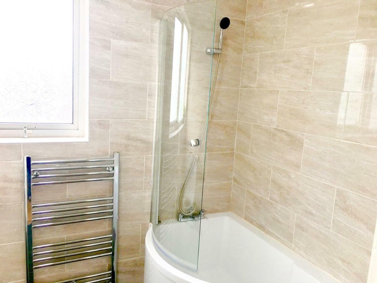 Studio Apartment, Private Bathroom And Parking Ilford Luaran gambar