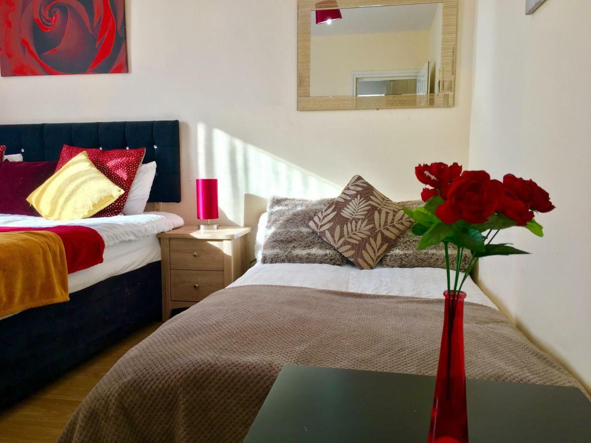 Studio Apartment, Private Bathroom And Parking Ilford Luaran gambar