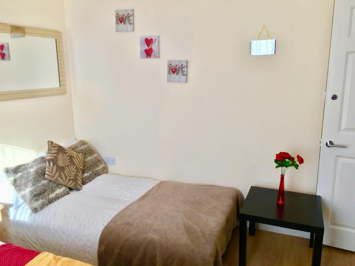 Studio Apartment, Private Bathroom And Parking Ilford Luaran gambar