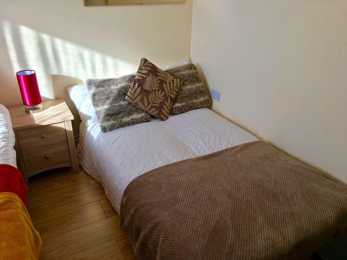 Studio Apartment, Private Bathroom And Parking Ilford Luaran gambar